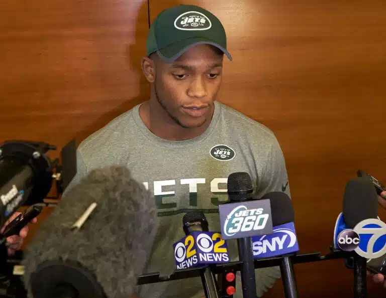 Entistä NFL-tähteä syytetään tyttöystävänsä murhasta