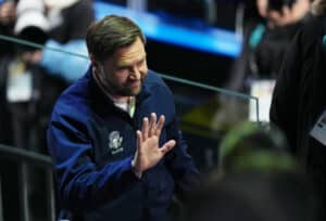Verkkariasuinen varapresidentti JD Vance yllätti USA:n naiskiekkoilijat täysin