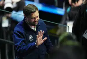 Verkkariasuinen varapresidentti JD Vance yllätti USA:n naiskiekkoilijat täysin