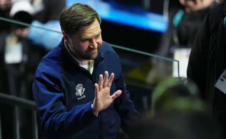 Verkkariasuinen varapresidentti JD Vance yllätti USA:n naiskiekkoilijat täysin