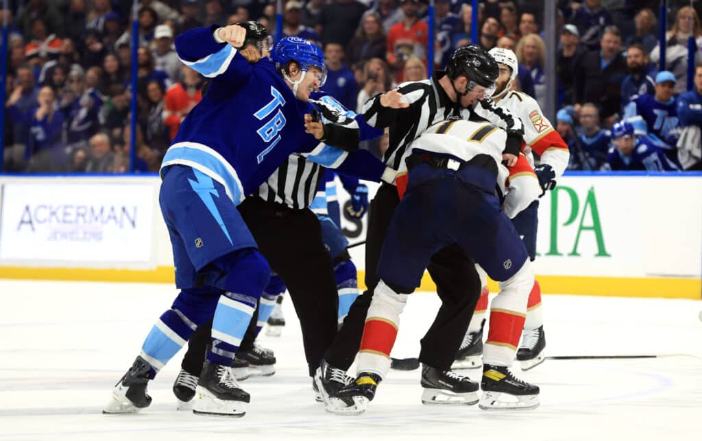 Leijona-hyökkääjä venytti pisteputkeaan NHL:ssä – suomalaispakki käynnisti joukkotappelun Leijona-hyökkääjä venytti pisteputkeaan NHL:ssä – suomalaispakki käynnisti joukkotappelun