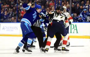 Leijona-hyökkääjä venytti pisteputkeaan NHL:ssä – suomalaispakki käynnisti joukkotappelun