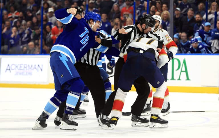 Leijona-hyökkääjä venytti pisteputkeaan NHL:ssä – suomalaispakki käynnisti joukkotappelun