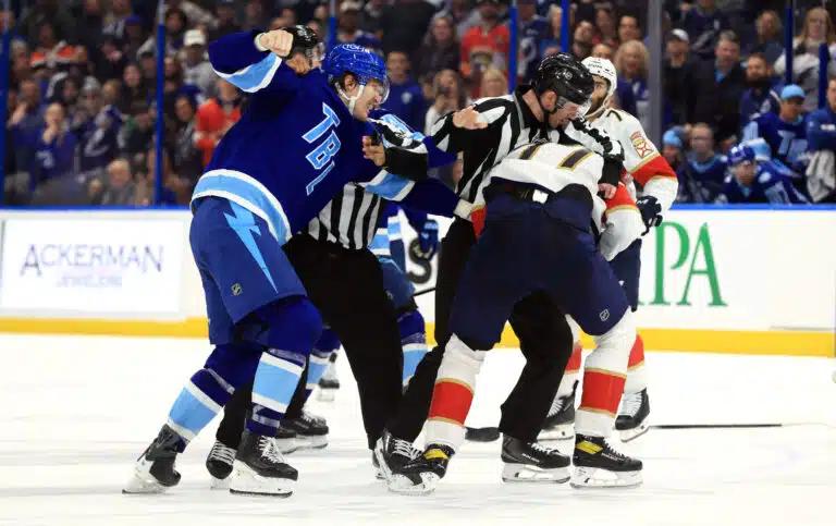 Leijona-hyökkääjä venytti pisteputkeaan NHL:ssä – suomalaispakki käynnisti joukkotappelun