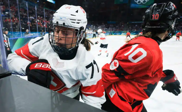 Kanadaa piinattiin olympiajääkiekossa Kanadaa piinattiin olympiajääkiekossa