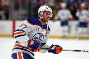 NHL-supertähti Connor McDavid kritisoi voimakkaasti liigan kohupäätöstä