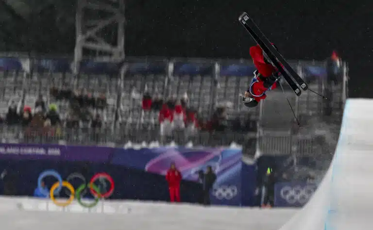 Olympialegenda vietiin paareilla kisapaikalta – perhe kyynelehti järkyttyneenä katsomossa