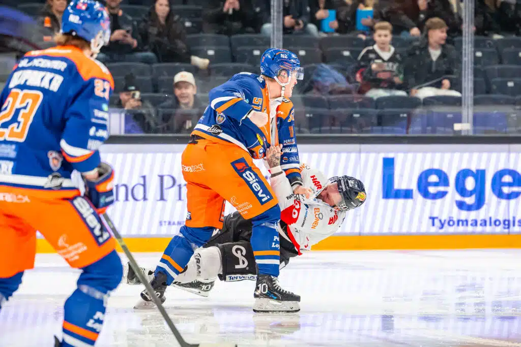 Liigan nyrkkihipat toivat pelikieltoa Liigan nyrkkihipat toivat pelikieltoa