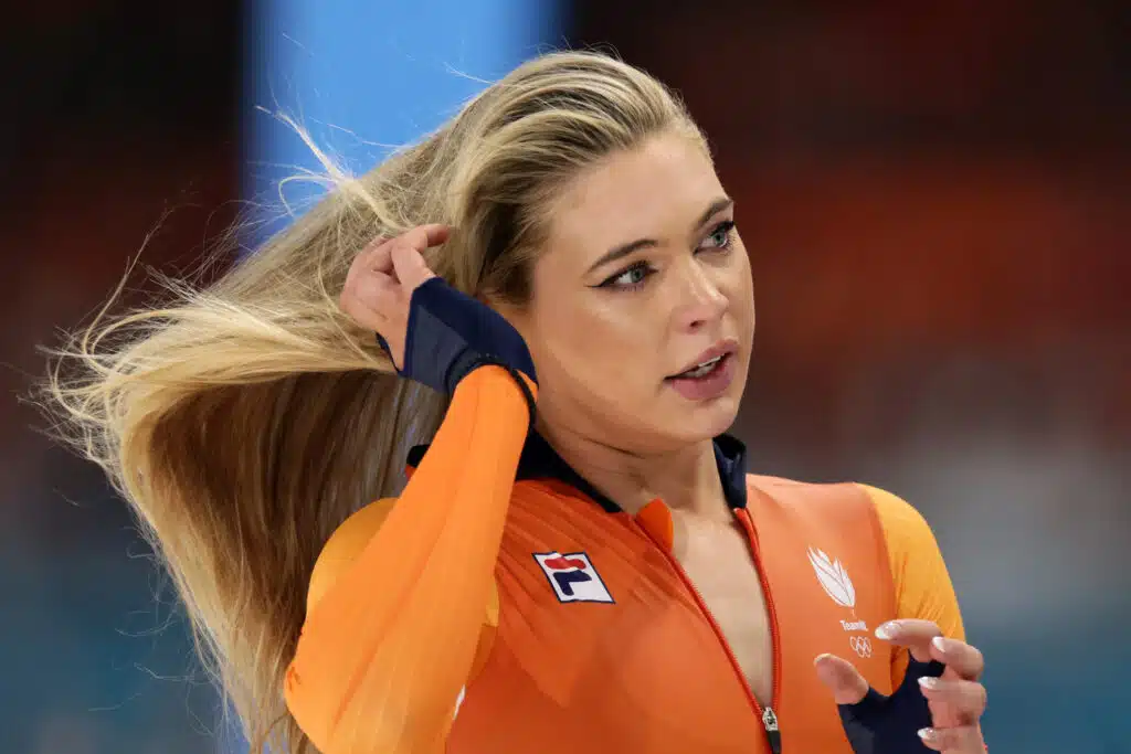 Rintaliivien vilautus saattaa tuoda olympialaisten kohu-urheilijalle miljoonapotin Rintaliivien vilautus saattaa tuoda olympialaisten kohu-urheilijalle miljoonapotin