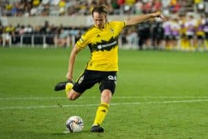 HJK kaappasi Huuhkaja-pelaajan – ”Paljon kokemusta kansainvälisiltä kentiltä”