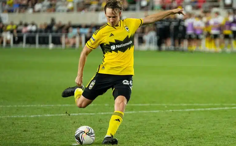 HJK kaappasi Huuhkaja-pelaajan – ”Paljon kokemusta kansainvälisiltä kentiltä”