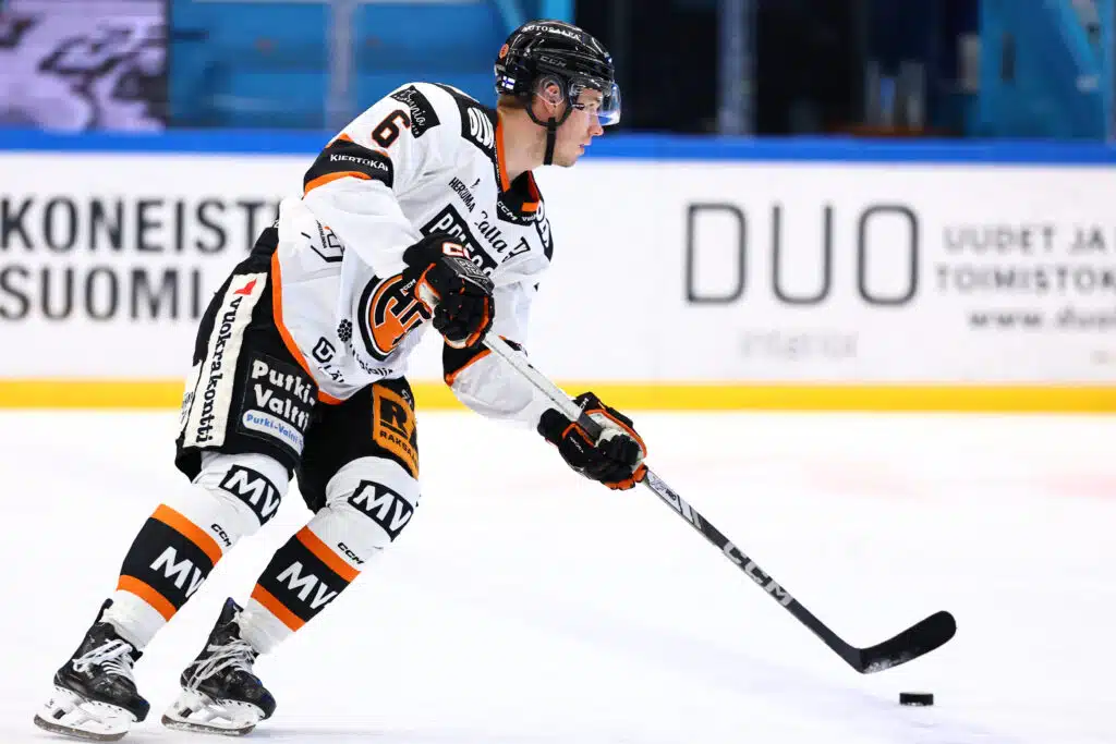 Liiga-seura purki suomalaispuolustajan sopimuksen - ura jatkuu ulkomailla Liiga-seura purki suomalaispuolustajan sopimuksen – ura jatkuu ulkomailla