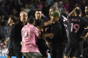 Lionel Messi sai sakot – läimäytti vastustajaa niskaan tunteiden kuumetessa