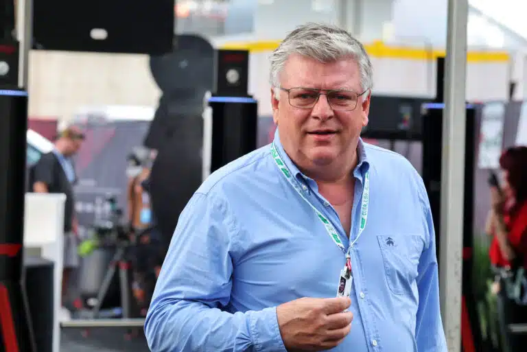 Entinen F1-pomo selviytyi lentokoneen pakkolaskusta – ikuisti karmivan näyn koneessa