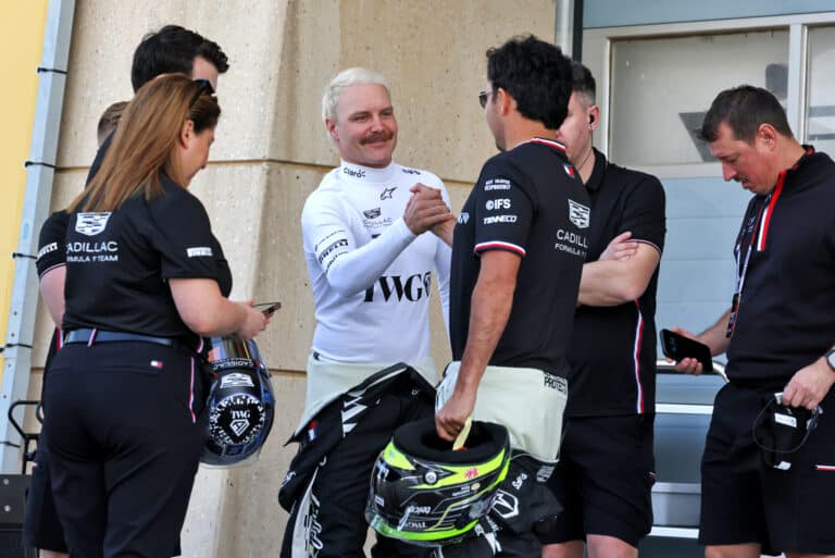 Valtteri Bottas jäänyt jälkeen Sergio Perezistä