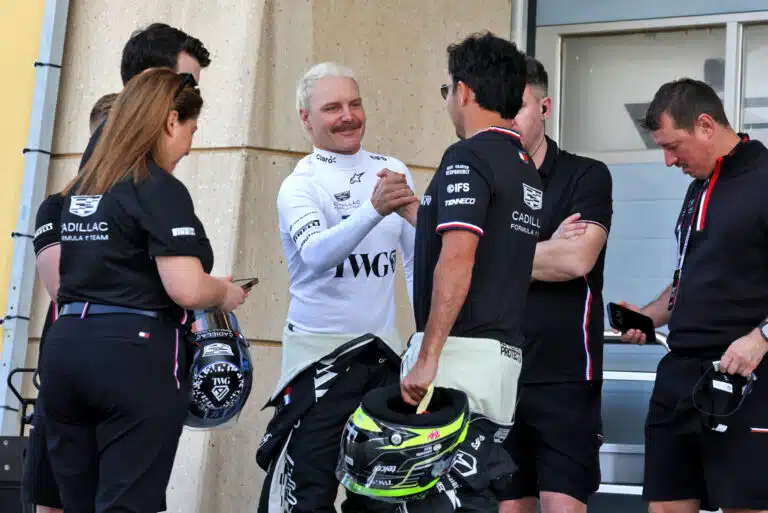 Valtteri Bottas jäänyt jälkeen Sergio Perezistä