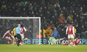 Valioliigan mestaruustaistelu sai uuden käänteen – Arsenalilta kammottava sulaminen liigajumbon vieraana Valioliigan mestaruustaistelu sai uuden käänteen – Arsenalilta kammottava sulaminen liigajumbon vieraana