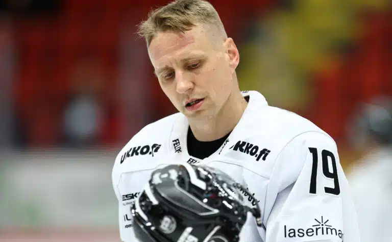 Veli-Matti Savinaisen kohu - nyt puhuvat SM-liigapelaajat Veli-Matti Savinaisen kohu – nyt puhuvat SM-liigapelaajat