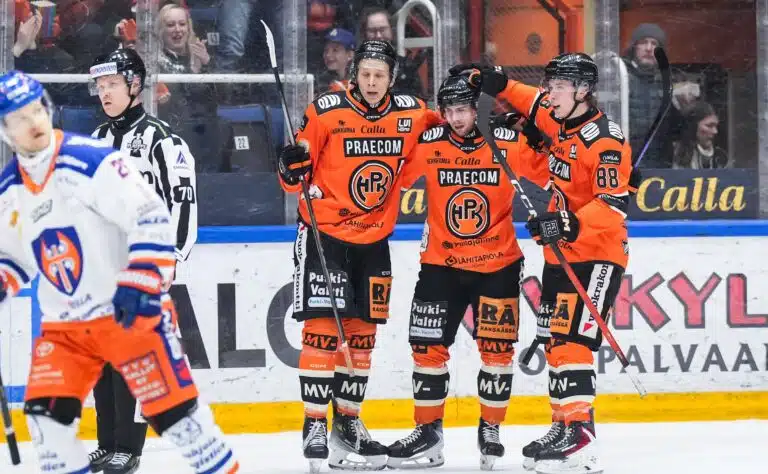 Jääkiekon SM-liigan pudotuspeleissä nähtiin jättipaukku Jääkiekon SM-liigan pudotuspeleissä nähtiin jättipaukku