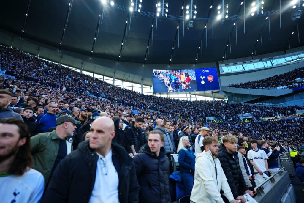 UEFA sakotti Tottenhamia natsitervehdyksistä UEFA sakotti Tottenhamia natsitervehdyksistä