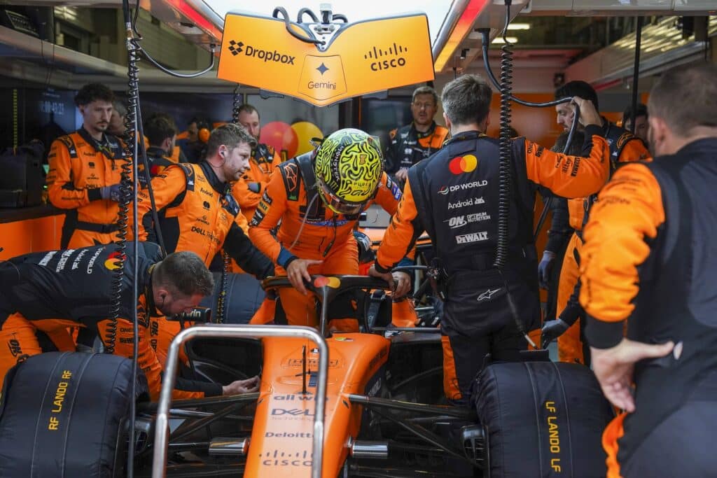 F1-talli McLarenille pahin katastrofi 21 vuoteen - tallipomo lausui nyt isoja sanoja F1-talli McLarenille pahin katastrofi 21 vuoteen – tallipomo lausui nyt isoja sanoja