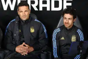 Fani ryntäsi kesken kaiken päävalmentajan tiedotustilaisuuteen