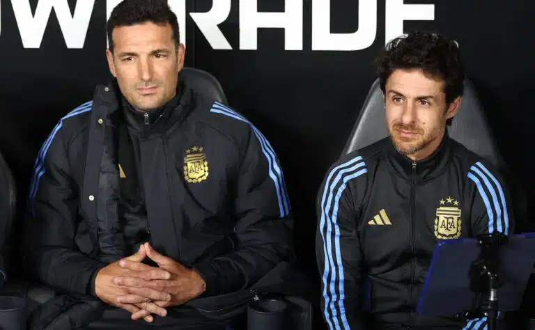 Fani ryntäsi kesken kaiken päävalmentajan tiedotustilaisuuteen