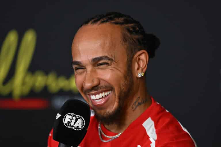 Ferrarin pitkä odotus päättyi: Lewis Hamiltonilta tunteikas tunnustus voiton jälkeen