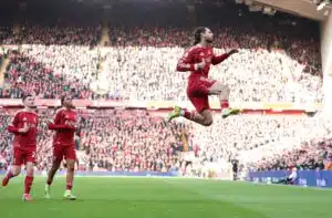 Mohamed Salah teki historiaa murskavoitossa, Tottenham putosi