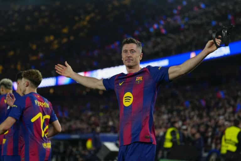 Robert Lewandowski haastaa Lionel Messin
