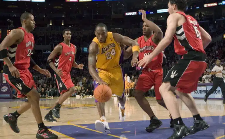 Edesmenneen NBA-tähden keräilykortti myytiin – posketon hinta