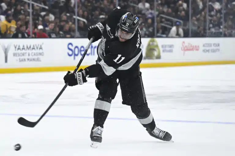 Uskomaton NHL-ura päättyi – Colorado Avalanche tyylipuhtaalla esityksellä jatkoon
