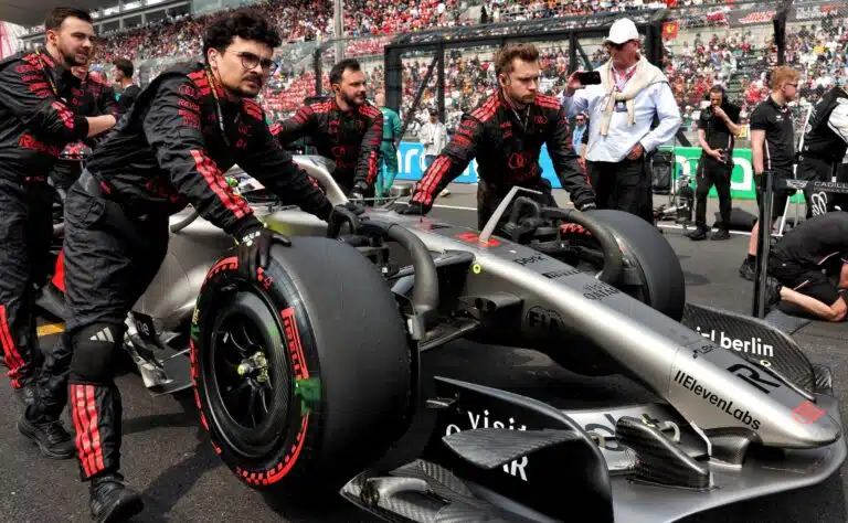 Tätä et nähnyt TV-lähetyksessä - F1-varikolla vaaratilanne Tätä et nähnyt TV-lähetyksessä – F1-varikolla vaaratilanne