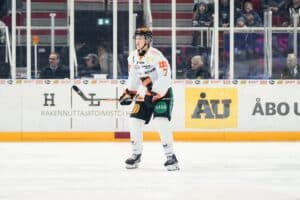 SM-liigan välierässä ryskyy – jo toinen KooKoo-pelaaja suihkuun