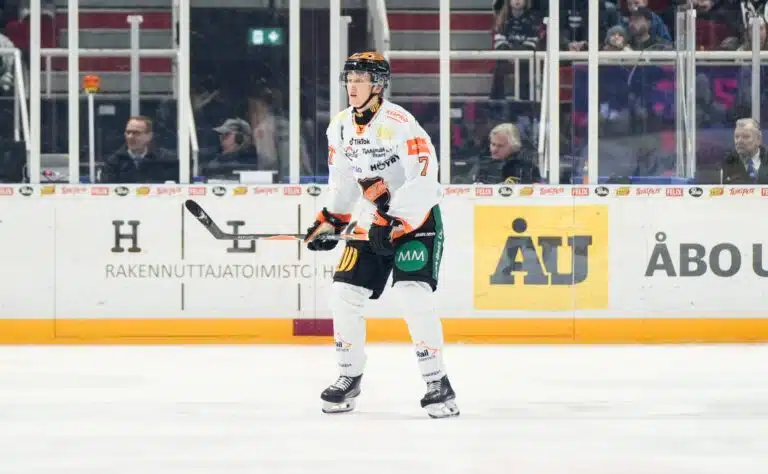 SM-liigan välierässä ryskyy – jo toinen KooKoo-pelaaja suihkuun