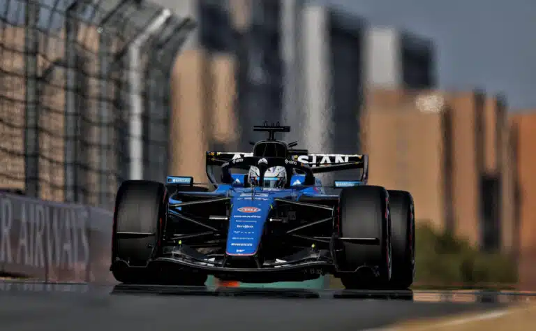 Nyt tulee romua F1-harjoituksissa - lääkintäauto paikalle Nyt tulee romua F1-harjoituksissa – lääkintäauto paikalle