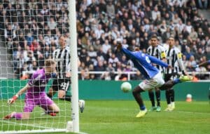 Kuumassa Valioliigan derbyssä dramaattinen loppu Kuumassa Valioliigan derbyssä dramaattinen loppu