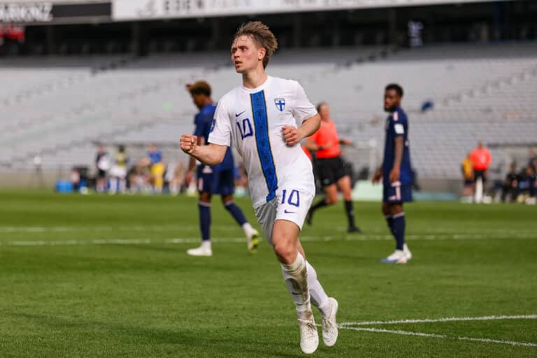 Huuhkajat-pelaaja sai kunnianosoituksen