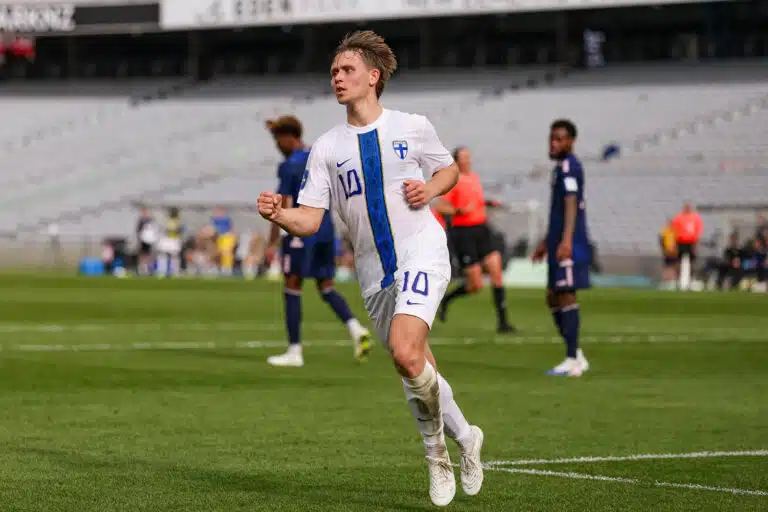 Huuhkajat-pelaaja sai kunnianosoituksen