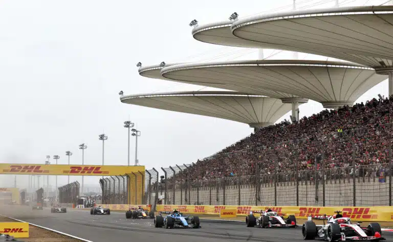 Shanghaissa heti draamaa - Sergio Perez ajoi Valtteri Bottaksen kylkeen Shanghaissa heti draamaa – Sergio Perez ajoi Valtteri Bottaksen kylkeen