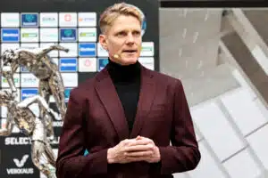 Suosikkiselostaja jakoi absurdin tarinan – ”Paskaa halvalla”