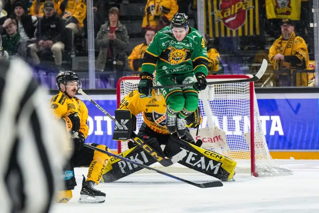 Pudotuspelien huumaa? Tampereen Nokia-areenalla todella outo näky Pudotuspelien huumaa? Tampereen Nokia-areenalla todella outo näky