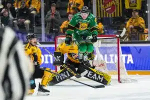 Pudotuspelien huumaa? Tampereen Nokia-areenalla todella outo näky Pudotuspelien huumaa? Tampereen Nokia-areenalla todella outo näky