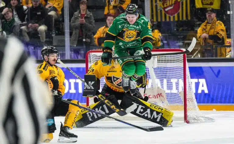 Pudotuspelien huumaa? Tampereen Nokia-areenalla todella outo näky Pudotuspelien huumaa? Tampereen Nokia-areenalla todella outo näky