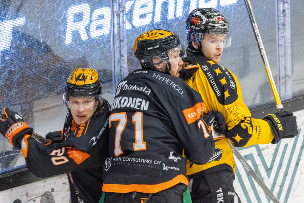 SM-liigan välierissä romahdus - tähtihyökkääjältä hurja show SM-liigan välierissä romahdus – tähtihyökkääjältä hurja show