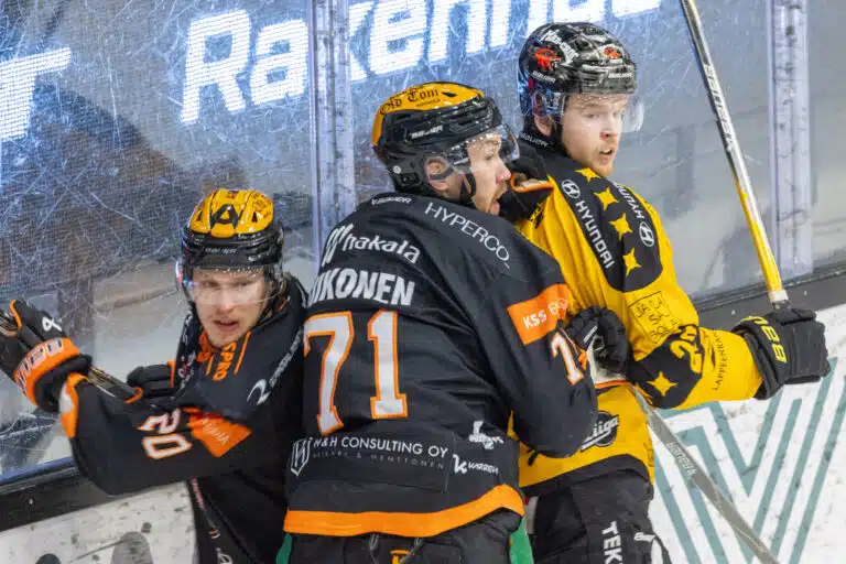 SM-liigan välierissä romahdus – tähtihyökkääjältä hurja show