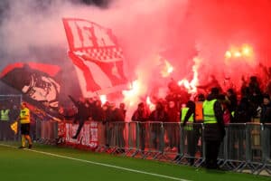 HIFK:n kannattajat latasivat täyslaidallisen Jokereiden niskaan – tässä syy