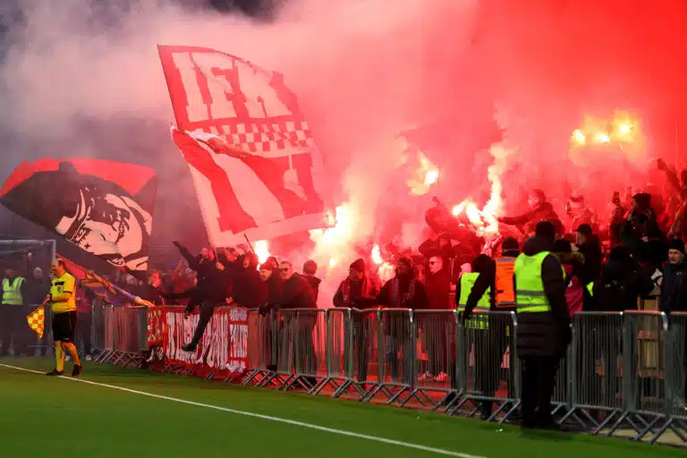 HIFK:n kannattajat latasivat täyslaidallisen Jokereiden niskaan – tässä syy