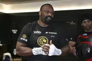 Robert Heleniukselle tuttu pugilisti uhosi käärmeissään