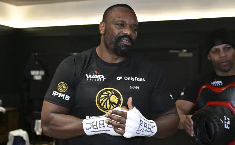 Robert Heleniukselle tuttu pugilisti uhosi käärmeissään Robert Heleniukselle tuttu pugilisti uhosi käärmeissään